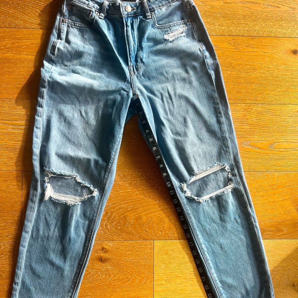 AE Strigid Ripped Mom Jean Size 4